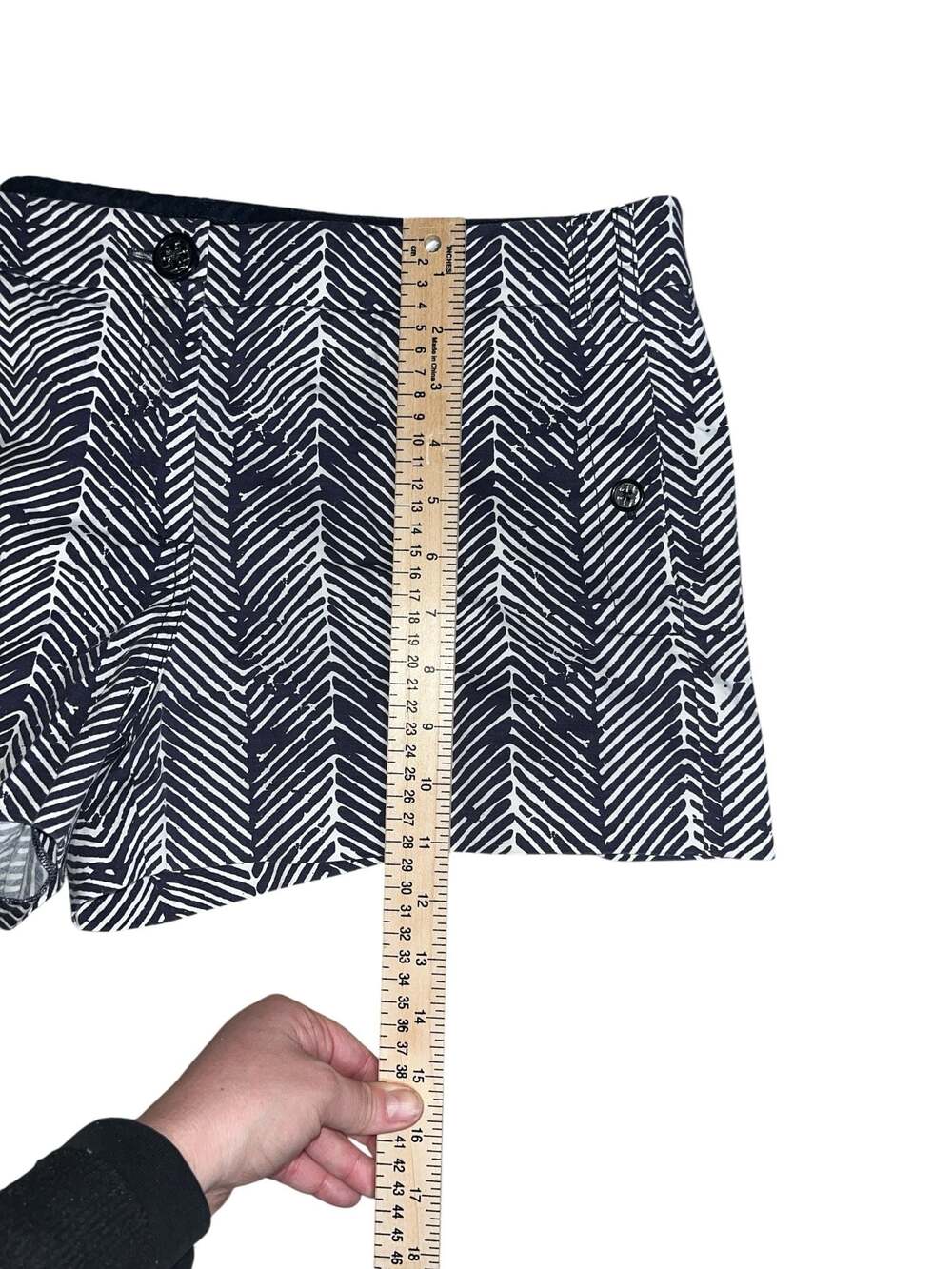 Tory Burch Navy Blue and White Herringbone Print Shorts Size 12 - Picture 5 of 5
